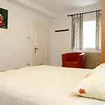 Apartment & Room Irena