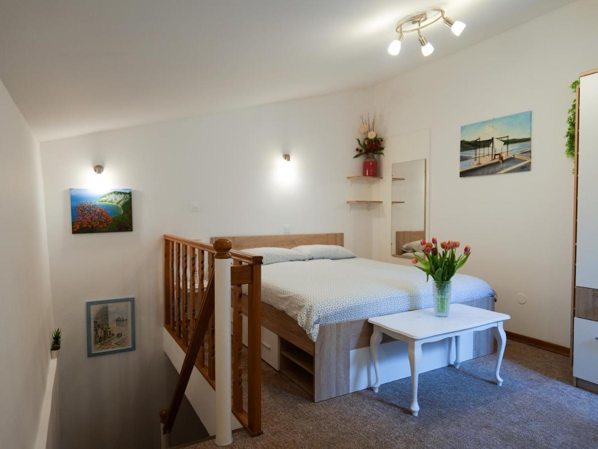 & Irena Apartment *